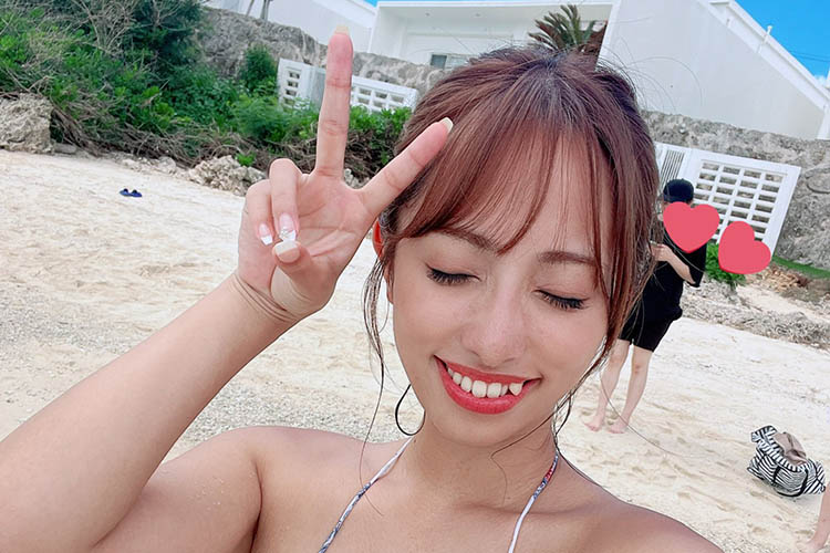 高梨瑞樹、キュートな笑顔と魅惑パイの画像1