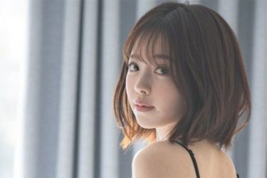 森香穂、恥ずかしのバックショット