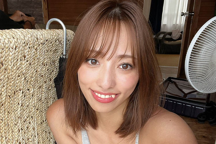 高梨瑞樹、熱い視線集める「ゆるゆるの胸元」の画像1