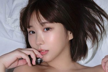 日向葵衣、ベッド上の極上むっちりボディ