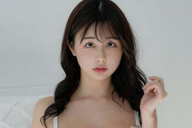 くりえみ、極上の純白美ボディ