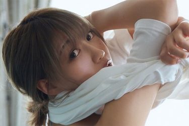 篠原みなみ、不意打ち脱ぎかけショット