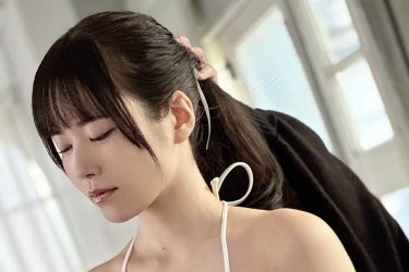 東雲うみ、ビキニ姿で無防備な立ち寝