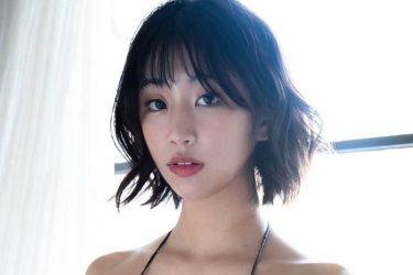 篠塚みあ、ハミパイ&ローライズの大胆グラビア