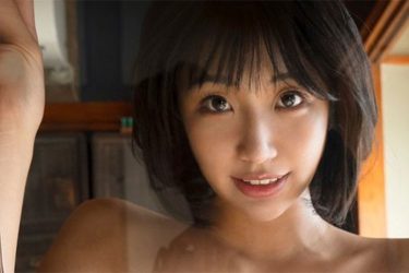 篠塚みあ、ガラス越しの艶ボディ