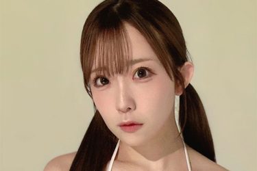 大河もも、すごい面積のビキニショット