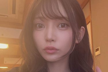 似鳥沙也加、魅惑の谷間とピースサイン