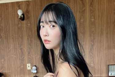 天羽希純、ベッド上のもっちり肉感ヒップ