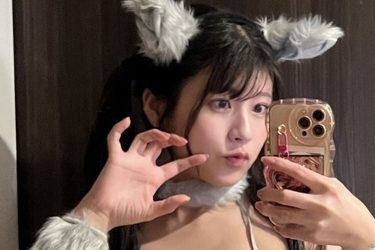 ちとせよしの、ケモ耳グラマラスボディ