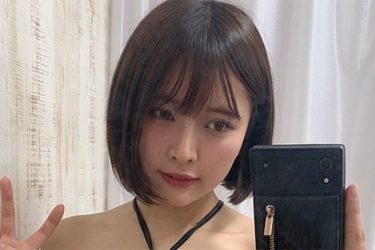 橋本ひかり、自画自賛の極小水着ショット