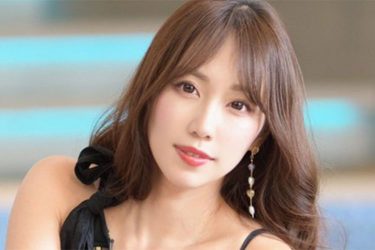 霧島聖子、胸元チラリの気になるファスナー