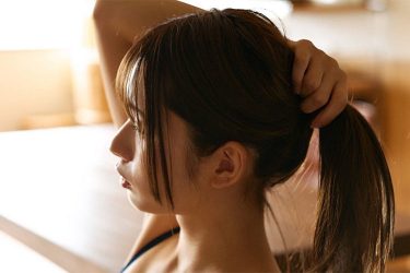 紅羽りお、ポニーテールと横顔