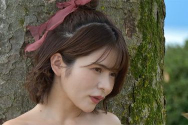 紅羽祐美、木陰でM字と華麗なバックT