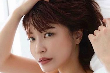 岸明日香、仰向けグラマラスボディ