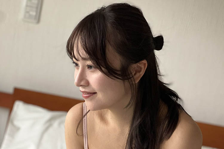 大嶋みく、超立体的なすごい谷間の画像1