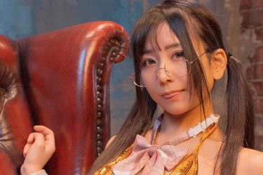 柳丸、キワドすぎる極小ゴールドビキニ