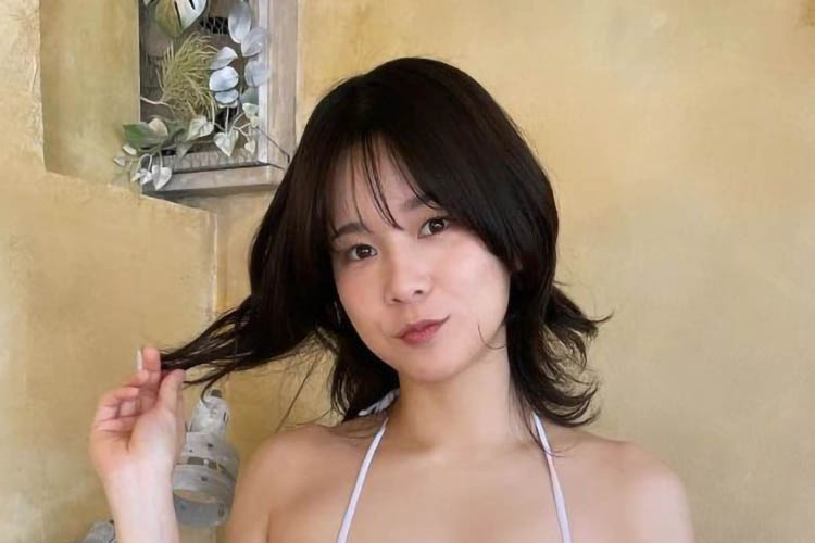 真田まこと、水着からはみ出しまくる「キングスライムバスト」の画像1