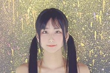 柳丸、神秘的な開脚ポーズ