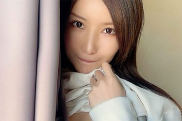 琴井ありさ、チラリとのぞき見ガール