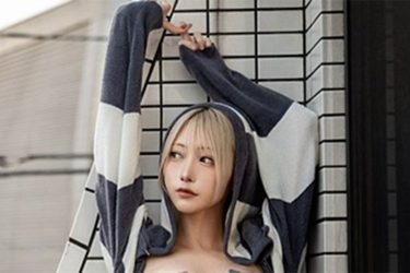 篠崎こころ、ベランダで伸びガール