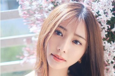 斎藤恭代、春爛漫の美貌と美谷間