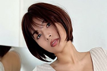 藤井マリー、圧巻の砂時計ボディ