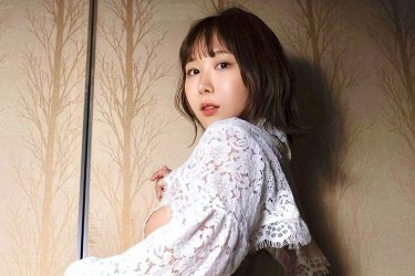 日向葵衣、大迫力のむっちりヒップ×ガーター