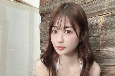 メイリ、深すぎる谷間と食い込む肩紐