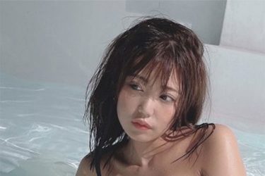 篠原冴美、しっとり水面に漂う色香