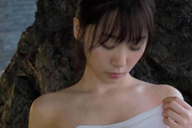 伊織もえ、濡れタオルで透け谷間