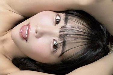 天羽希純、舌ペロ寝そべりの誘惑