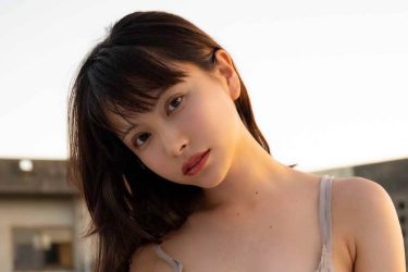 鈴木聖、ランジェリーたくし上げ「ちらっ」