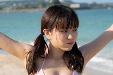 鈴木聖、浜辺の極上くびれボディ