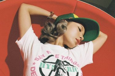 葉月あや、ゴージャスな下パイ露出