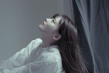 東雲うみ、天使のような美貌と美谷間