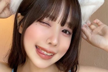 桃木兎羽、キュートな白猫の誘惑