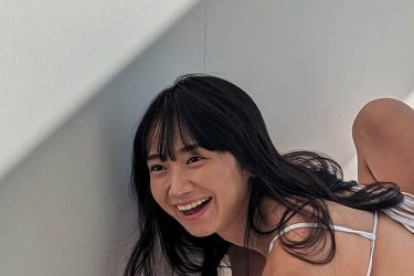 相沢菜々子、衝撃の軟体グラビア