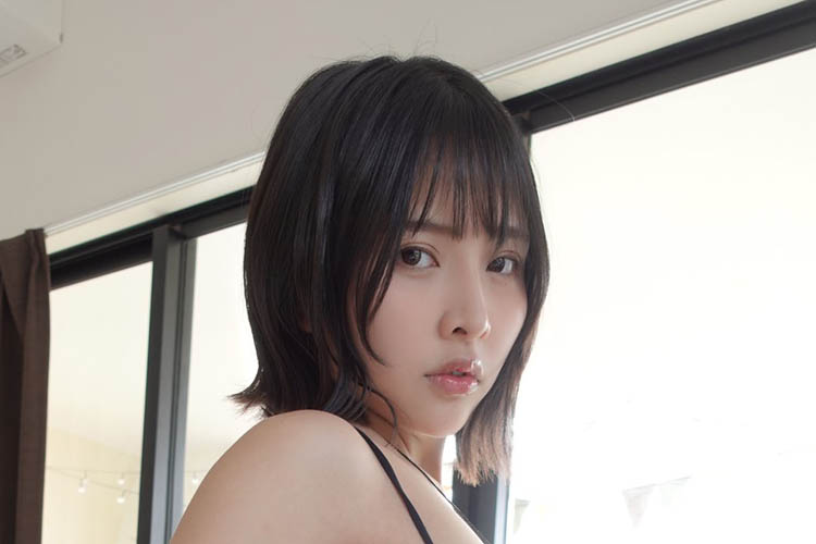 橋本ひかり、布面積が少なすぎる危険なランジェリー姿の画像1