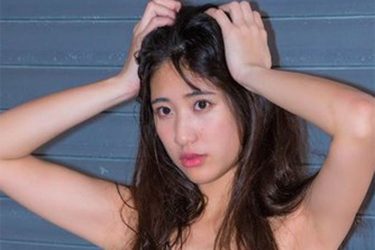 岡本杷奈、キュートに魅せる極上美脚