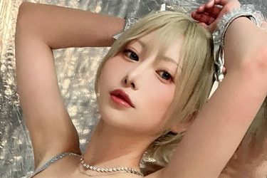 篠崎こころ、ギラギラ金髪美女