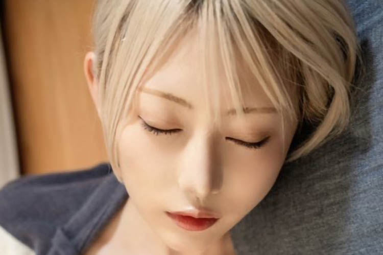篠崎こころ、無防備な寝顔と美谷間の画像1