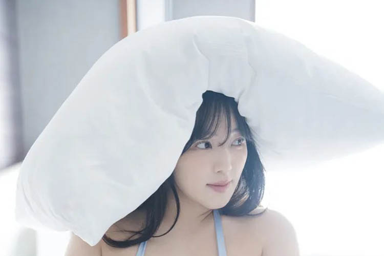 天木じゅん、水着からあふれそうな「チート級バスト」の画像1