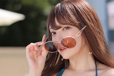 宮本彩希、プールサイドの激アツショット