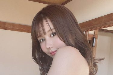 小日向ゆか、大胆「背中丸出し」ショット