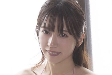 桜りん、ビキニ姿で魅せる曲線美