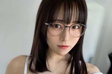 東雲うみ、メガネ&特大バストのコンボ