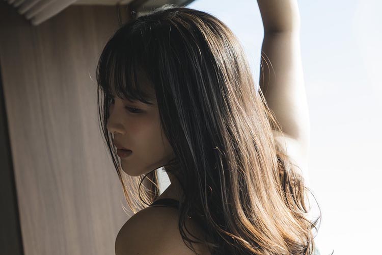 天木じゅん、ほぼ丸出しのビッグ桃尻の画像1