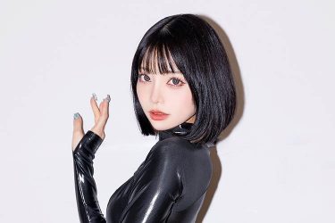 米倉みゆ、テカテカレオタードの曲線美