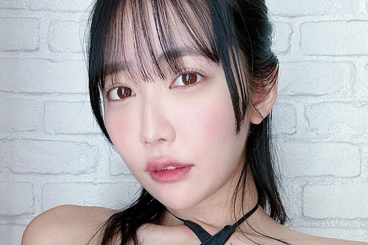 天羽希純、視線集中の「開きたくなる胸元」の画像1