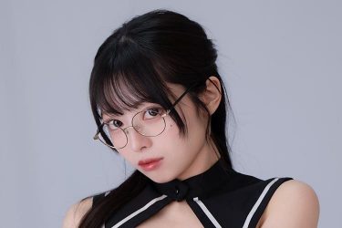 あやリる、清楚系ルックスと大胆ランジェリー